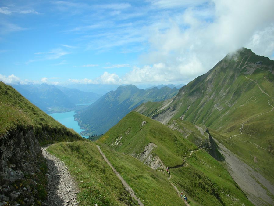 Blick nach West vom Arnihaaggen aus, links unten der Brienzer See, rechts oben das Brienzer Rothorn