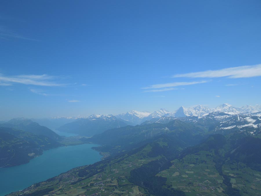 Interlaken zwischen Brienzer- und Thunersee, rechts Eiger-Mönch-Jungfrau, gesehen vom Niesen