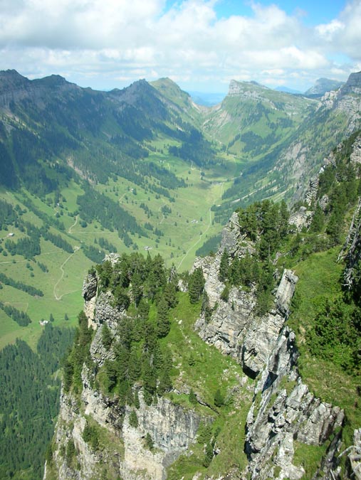 Justistal vom Niederhorn-Gipfel aus, abgeschlossen durch Burst (links) und Sieben Hengste (rechts)