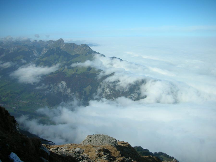 Nebel flutet ins Simmental, vom Niesen aus gesehen