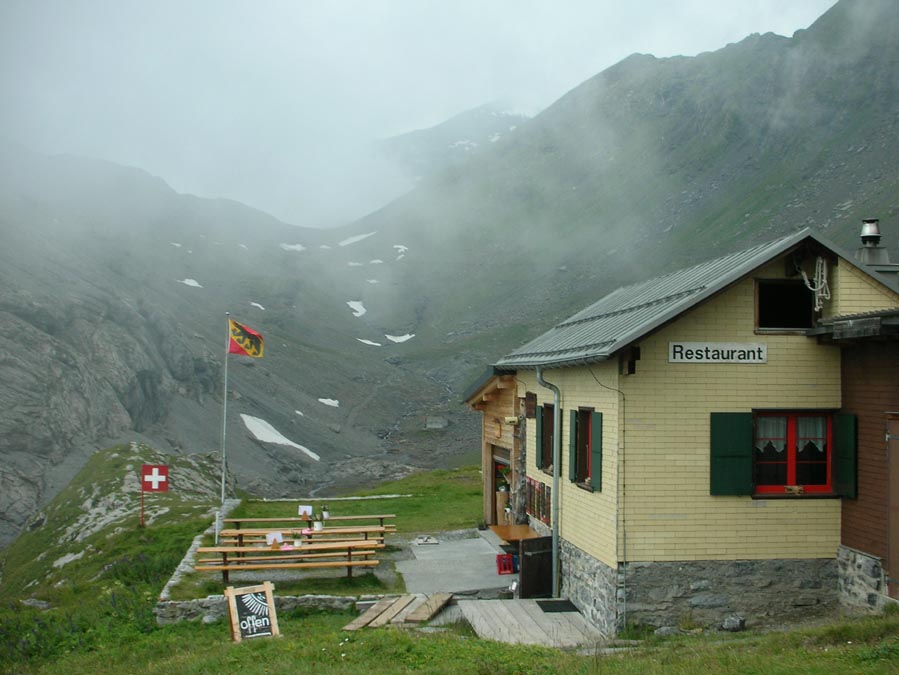 Schilthornhütte, im Hintergrund das Engital (weiterer Weg im Aufstieg zum Schilthorn)