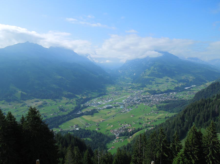 Tiefblick auf Frutigen, dahinter das Kandertal