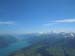 Interlaken zwischen Brienzer- und Thunersee, rechts Eiger-Mönch-Jungfrau, gesehen vom Niesen