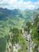 Justistal vom Niederhorn-Gipfel aus, abgeschlossen durch Burst (links) und Sieben Hengste (rechts)