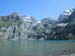 Oeschinensee auf 1578 müNN, Blick auf die gefühlt senkrecht darüber thronende Blüemlisalp, 3661 müNN