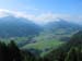 Tiefblick auf Frutigen, dahinter das Kandertal